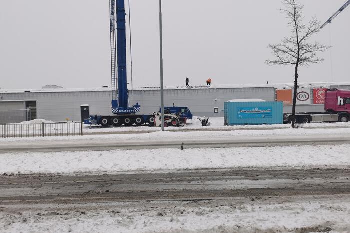 Daken bedrijfspanden sneeuwvrij gemaakt