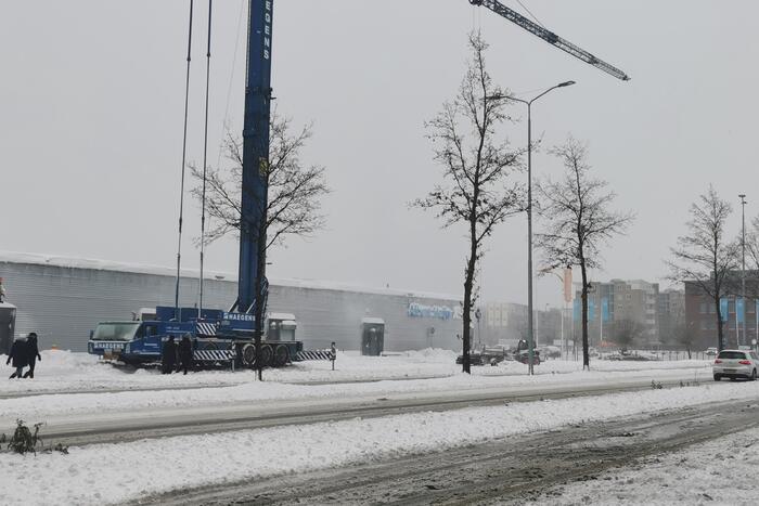 Daken bedrijfspanden sneeuwvrij gemaakt