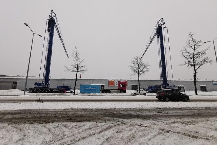 Daken bedrijfspanden sneeuwvrij gemaakt