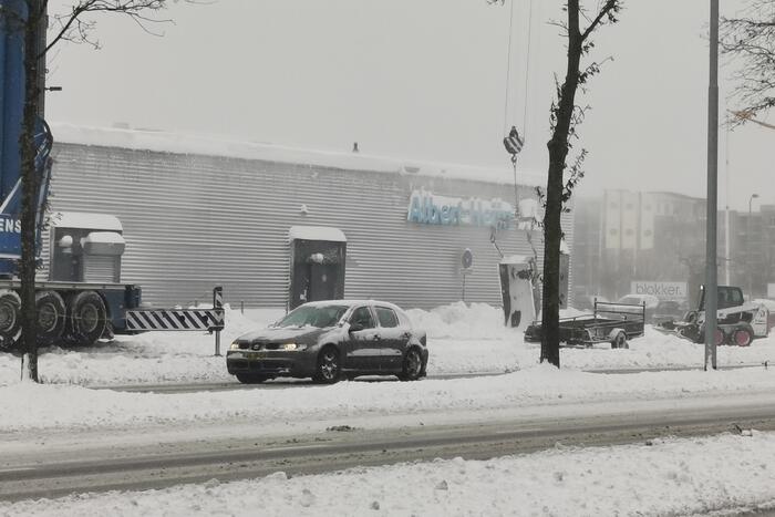 Daken bedrijfspanden sneeuwvrij gemaakt