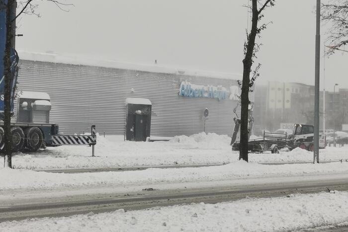 Daken bedrijfspanden sneeuwvrij gemaakt