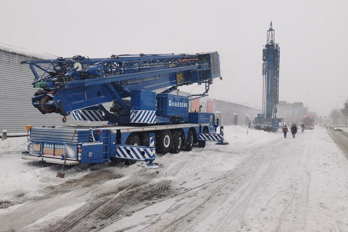 Daken bedrijfspanden sneeuwvrij gemaakt