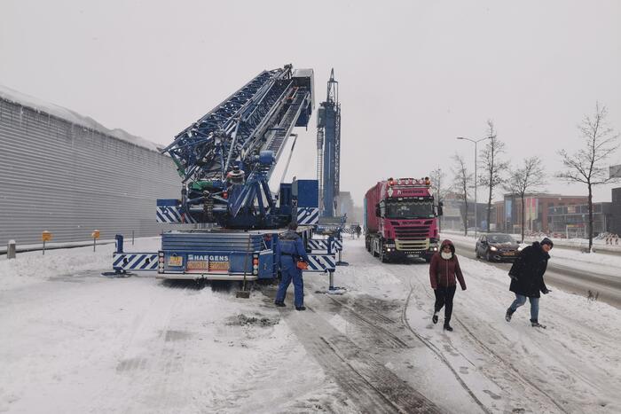 Daken bedrijfspanden sneeuwvrij gemaakt