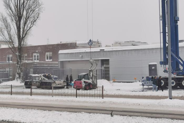 Daken bedrijfspanden sneeuwvrij gemaakt