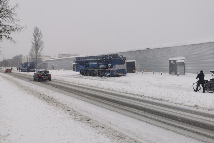 Daken bedrijfspanden sneeuwvrij gemaakt