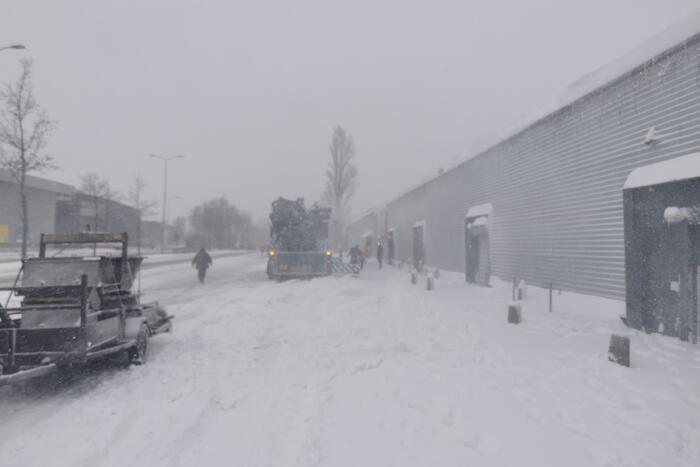 Daken bedrijfspanden sneeuwvrij gemaakt