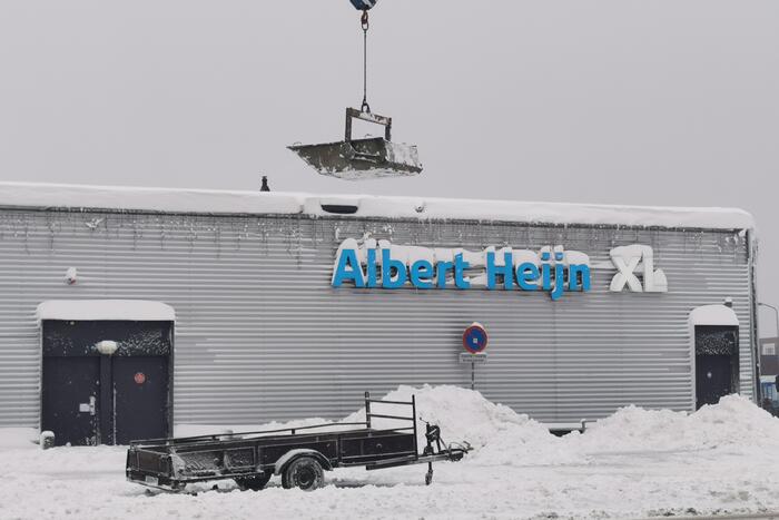 Daken bedrijfspanden sneeuwvrij gemaakt