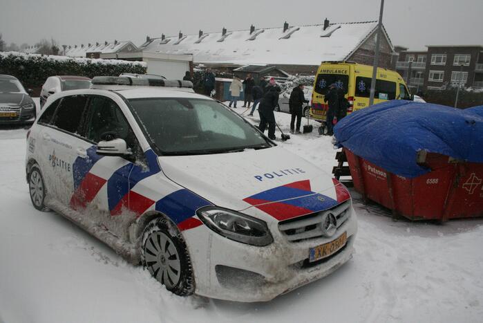 Buurtbewoners helpen ambulance de weg op