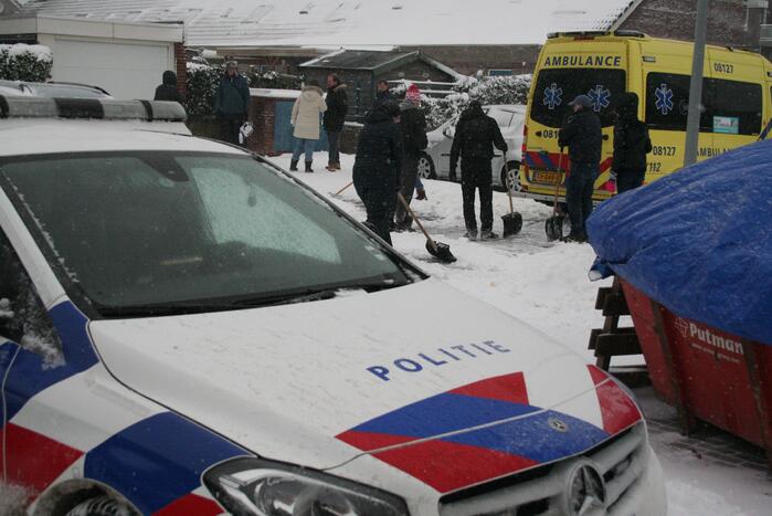 Buurtbewoners helpen ambulance de weg op