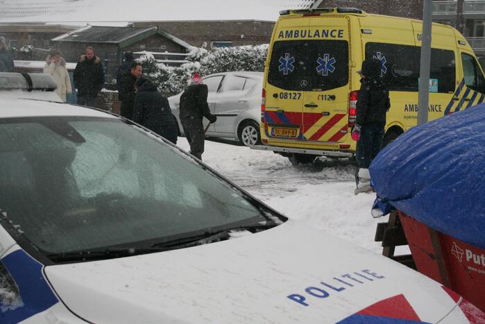 Buurtbewoners helpen ambulance de weg op