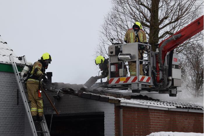Brand in garage door houtkachel