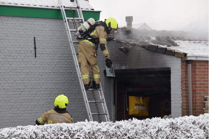 Brand in garage door houtkachel