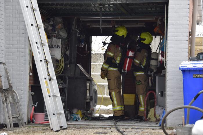 Brand in garage door houtkachel