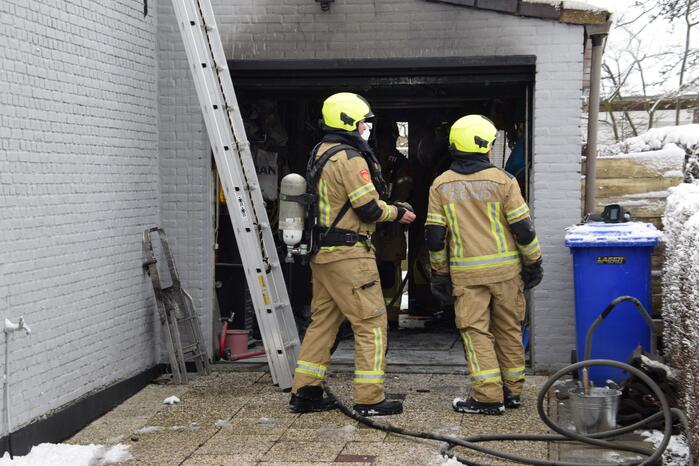 Brand in garage door houtkachel