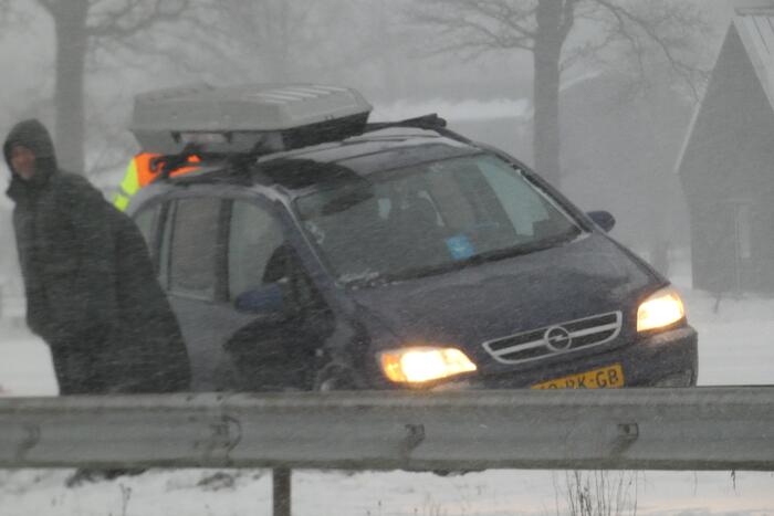 Auto spint door gladheid op snelweg