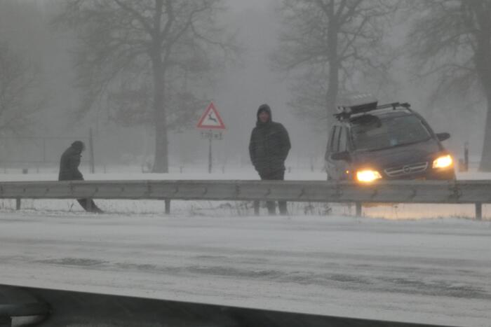 Auto spint door gladheid op snelweg