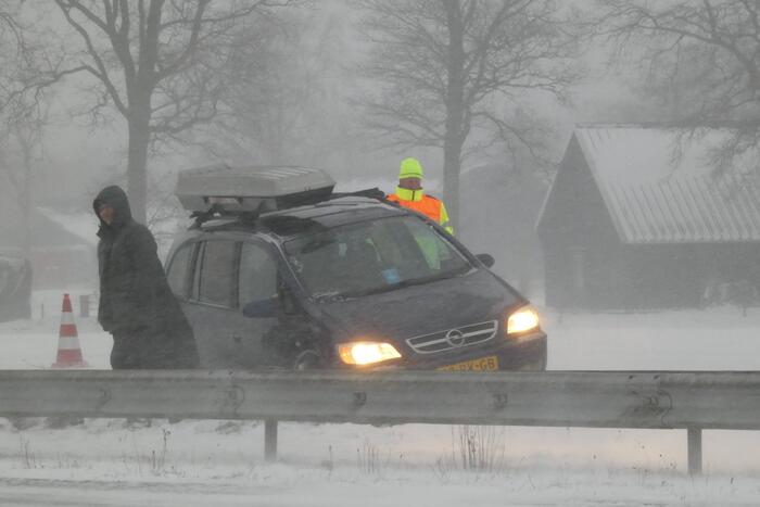 Auto spint door gladheid op snelweg