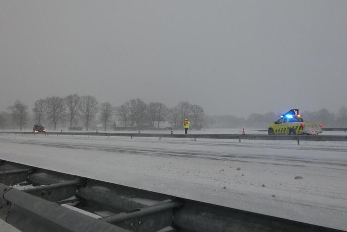 Auto spint door gladheid op snelweg