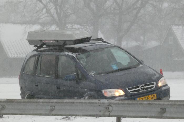 Auto spint door gladheid op snelweg