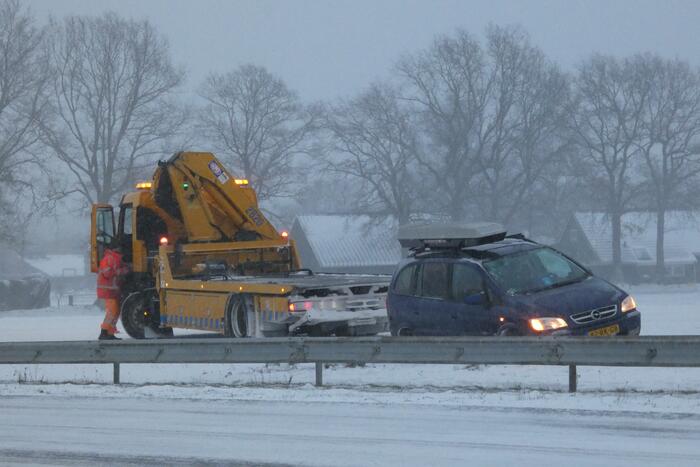 Auto spint door gladheid op snelweg