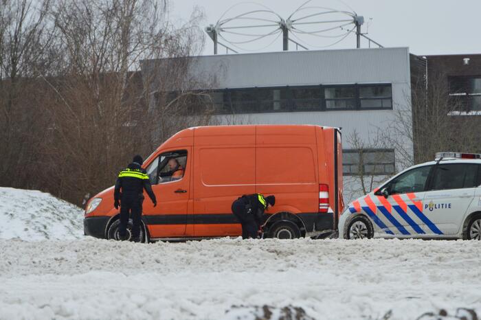 Politie bevrijdt bestelbus uit sneeuw