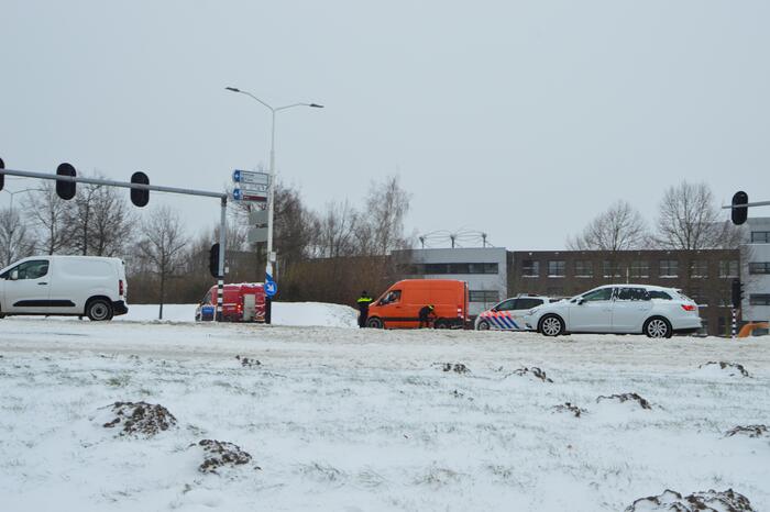 Politie bevrijdt bestelbus uit sneeuw