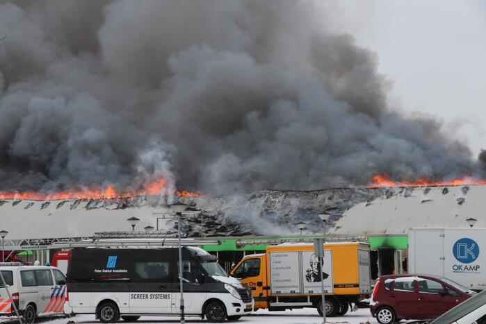 Dak Intratuin volledig in brand