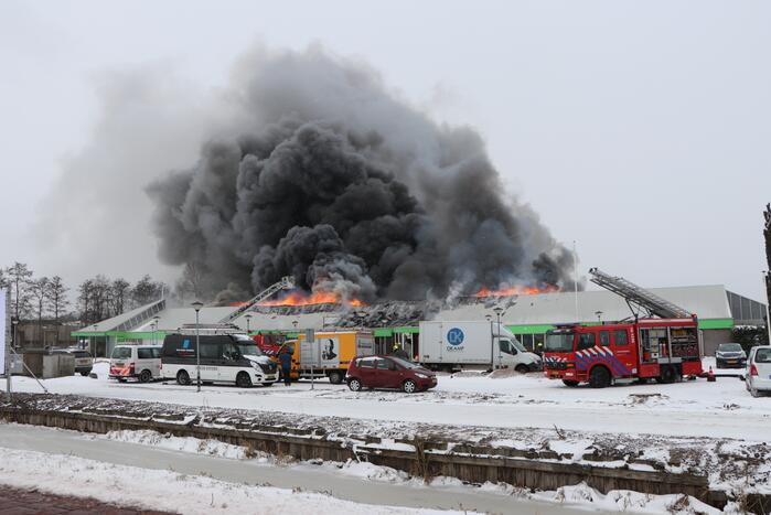 Dak Intratuin volledig in brand