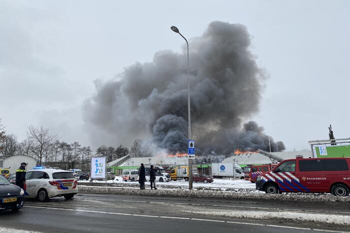 Dak Intratuin volledig in brand