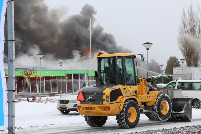 Dak Intratuin volledig in brand