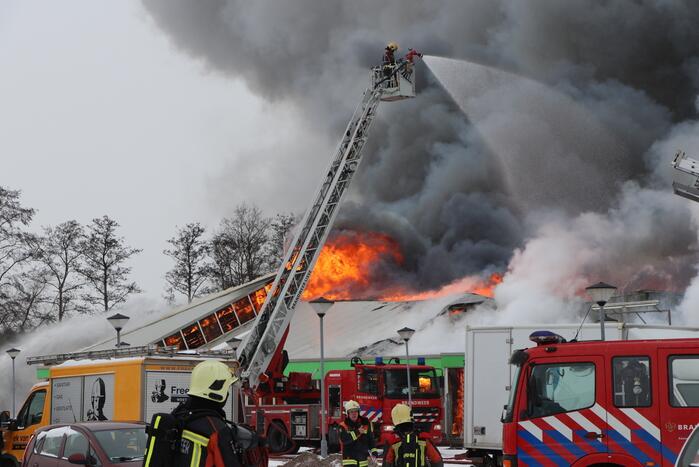 Dak Intratuin volledig in brand