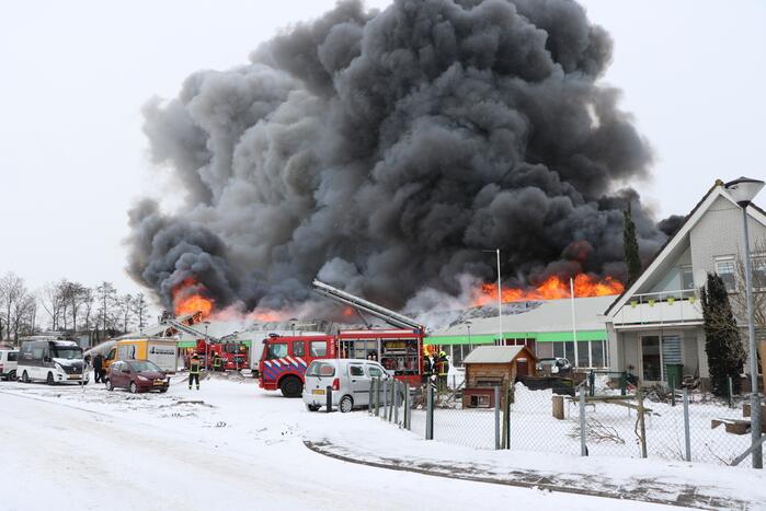 Dak Intratuin volledig in brand
