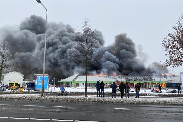 Dak Intratuin volledig in brand