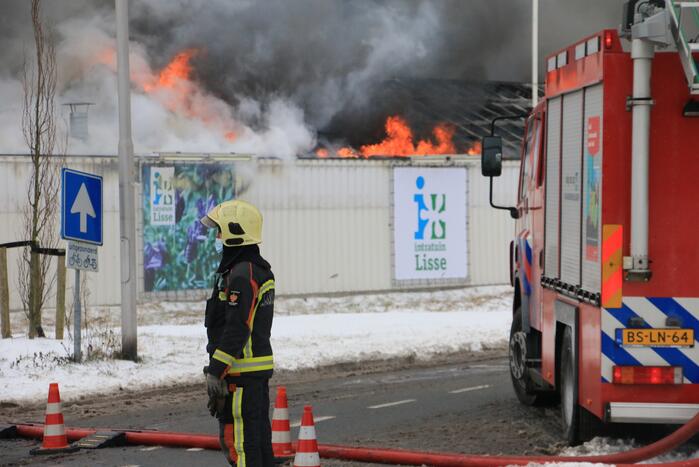Dak Intratuin volledig in brand