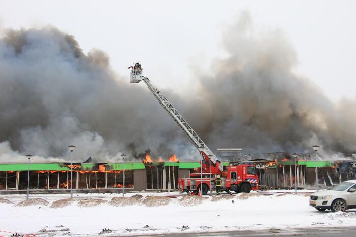 Dak Intratuin volledig in brand