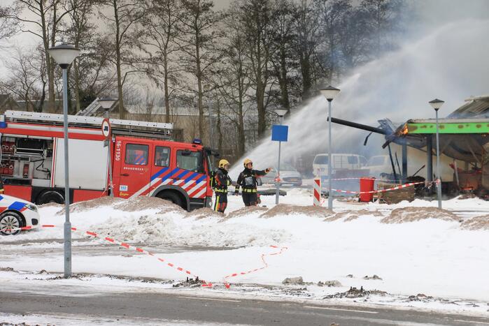 Dak Intratuin volledig in brand
