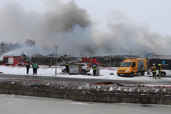 Dak Intratuin volledig in brand