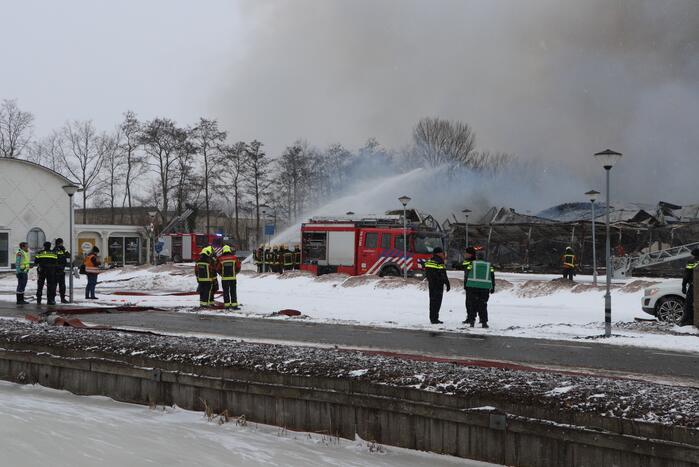 Dak Intratuin volledig in brand