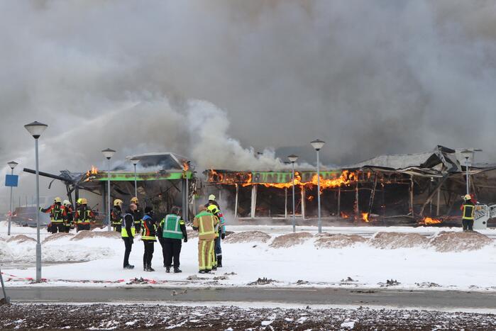 Dak Intratuin volledig in brand
