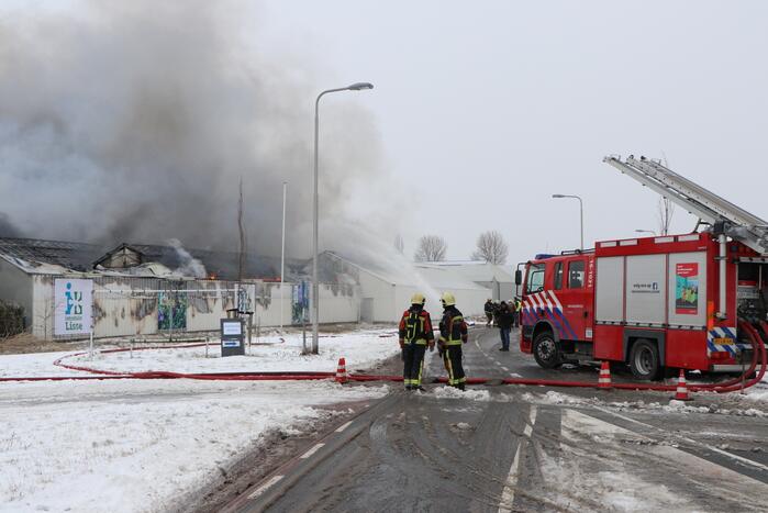Dak Intratuin volledig in brand