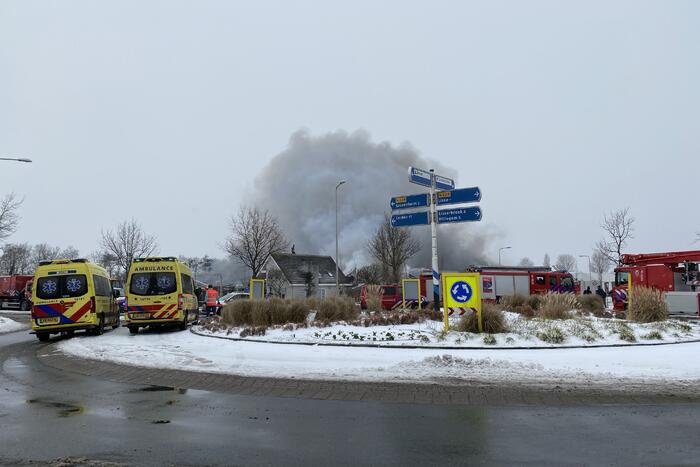 Dak Intratuin volledig in brand