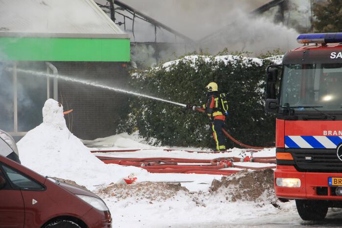 Dak Intratuin volledig in brand