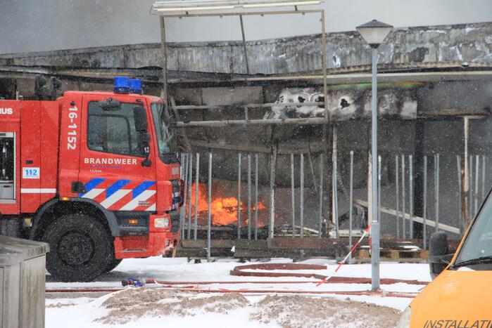 Dak Intratuin volledig in brand