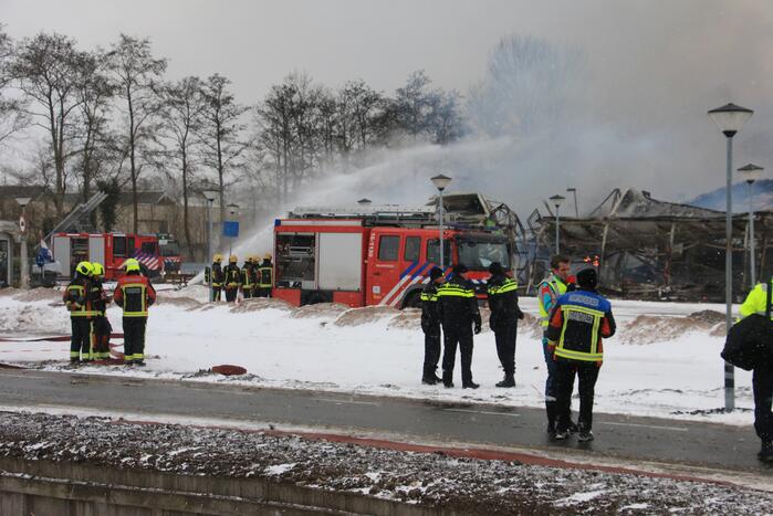Dak Intratuin volledig in brand