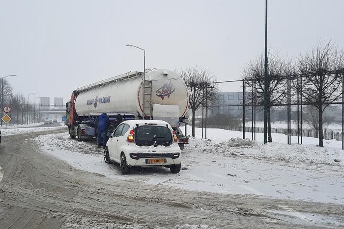 Auto botst op bulkoplegger