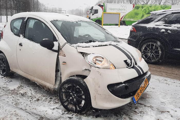 Auto botst op bulkoplegger