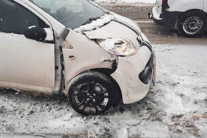 Auto botst op bulkoplegger