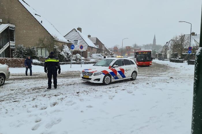Auto glijdt door gladheid tegen lijnbus
