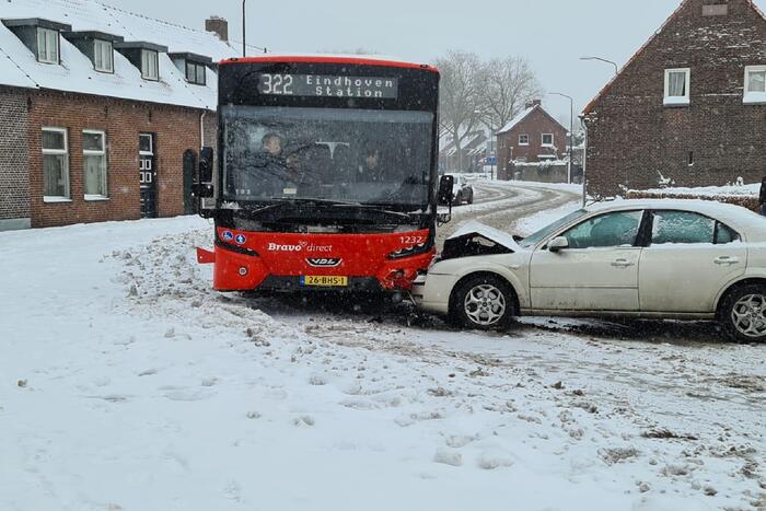Auto glijdt door gladheid tegen lijnbus