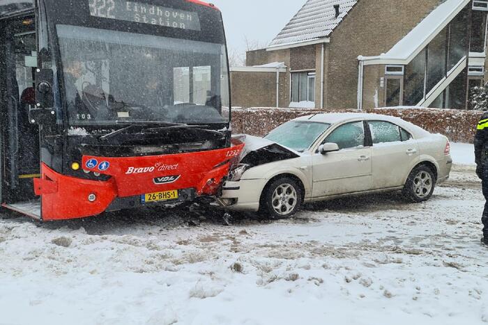 Auto glijdt door gladheid tegen lijnbus